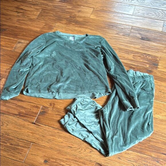 Green and Pink Velvet Loungewear Set - Picture 2 of 15
